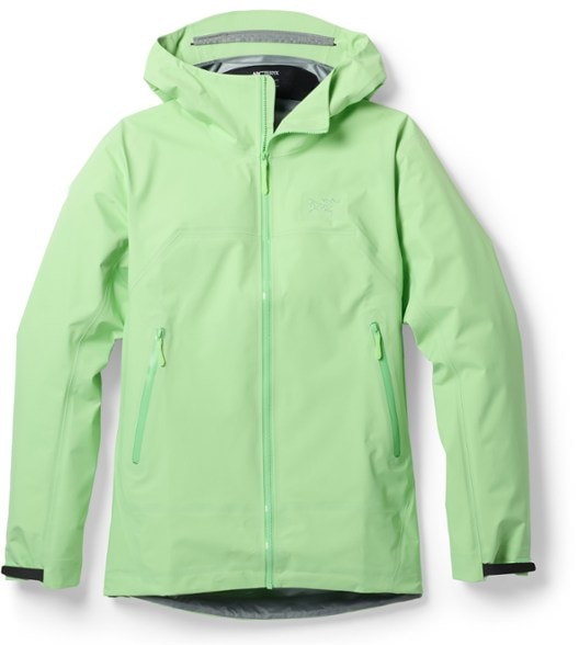 Front view of the women's Arc'teryx Beta jacket in action during a hike, highlighting its waterproof technology.