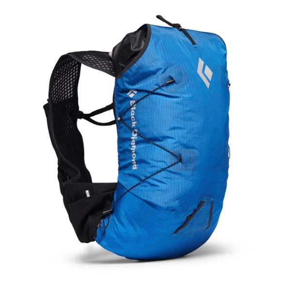 Men's Ultralight Distance 15 Backpack with Z-Pole storage in action on a mountain trail.
