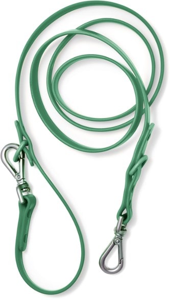 Close-up of the waterproof dog leash showcasing the adjustable D-rings.