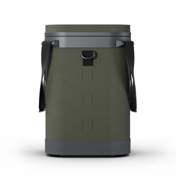 Dometic Recon ZL 12L cooler showcased at a picnic with drinks and snacks