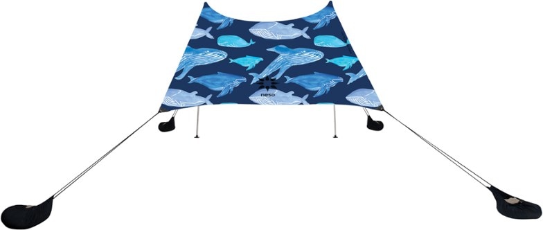 Neso Grande beach canopy set up at a family beach outing, showcasing its spacious design.