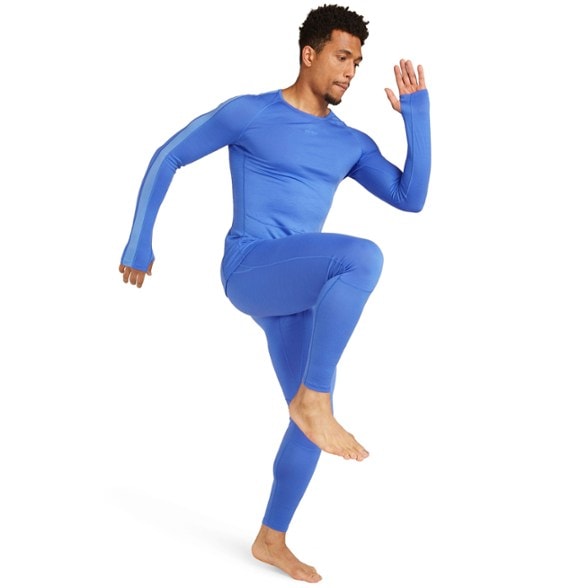 Icebreaker men's thermal leggings showing the ZoneKnit technology for temperature regulation during winter sports.