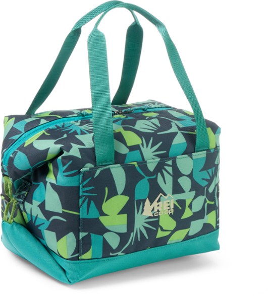 CoolFold 8L cooler in tote mode with drinks inside, perfect for picnics.