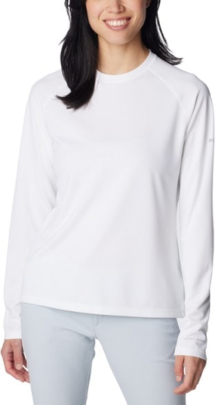 Front view of Columbia Women's Solar Stream fishing shirt showcasing its long sleeves and breathable fabric.