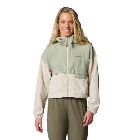 Front view of the SpireValley Women's Lightweight Wind Jacket showcasing its stylish design and pockets.