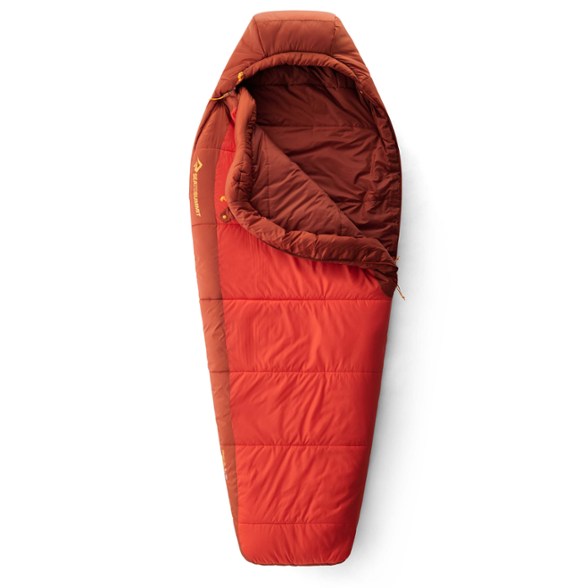 Hamelin Women's high performance synthetic sleeping bag in outdoor setting, showcasing water repellency features.