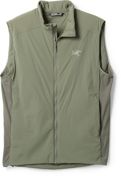 Front view of the men's Arc'teryx Atom insulated vest outdoors, highlighting its sleek design.