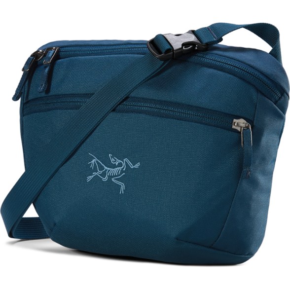 Front view of Arc'teryx TrailFlex Mantis 2 worn around waist, showcasing zip compartments and sleek design.