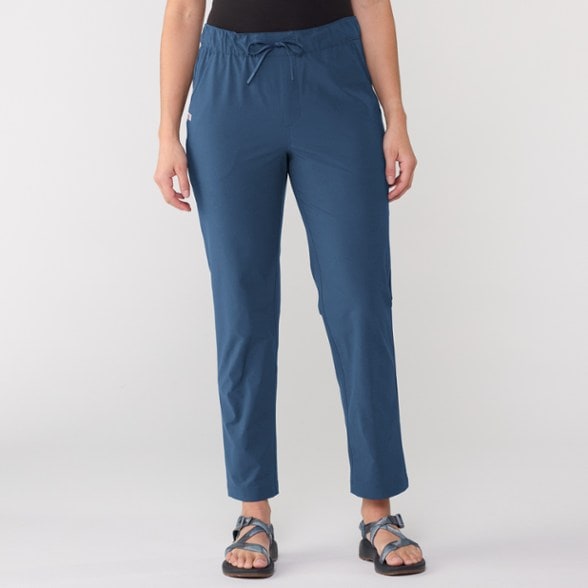 Vallis Active Pants for Women, showcasing the 4-way stretch fabric during a hike.