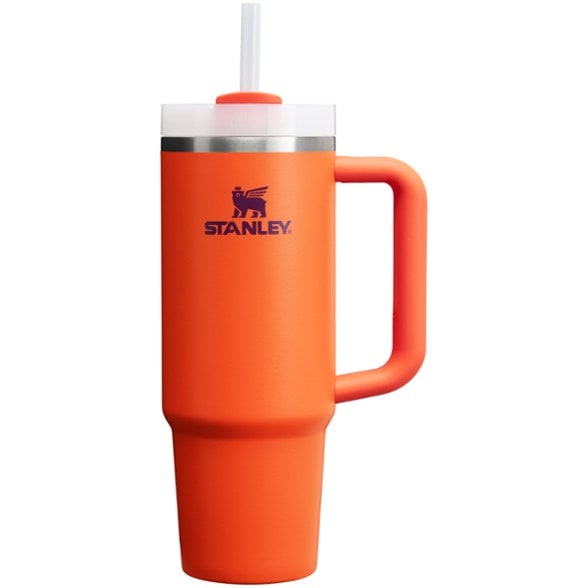 Side view of insulated tumbler showing comfort-grip handle and leakproof lid — ideal for cars or commutes.