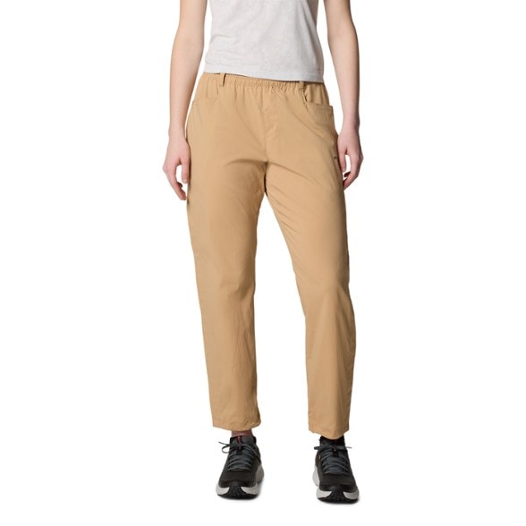 Close-up view of Wanoga women's hiking pants with adjustable vents and pockets.