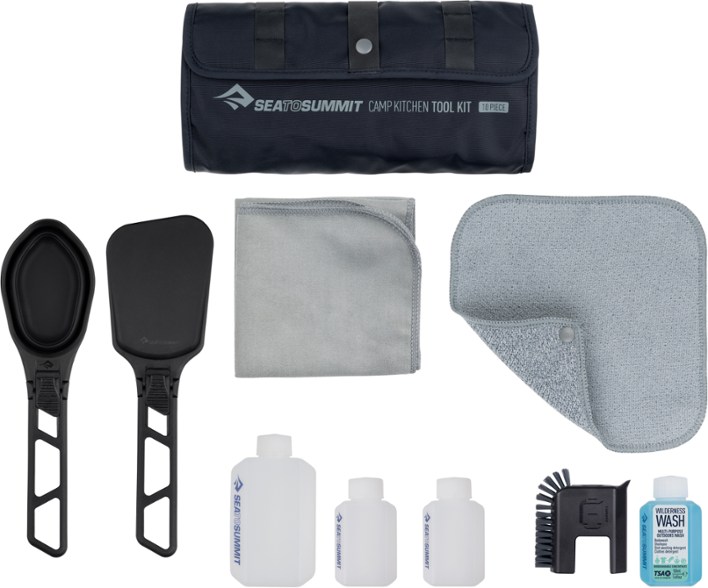 Angle view of the portable cooking set with utensils laid out on a picnic table.