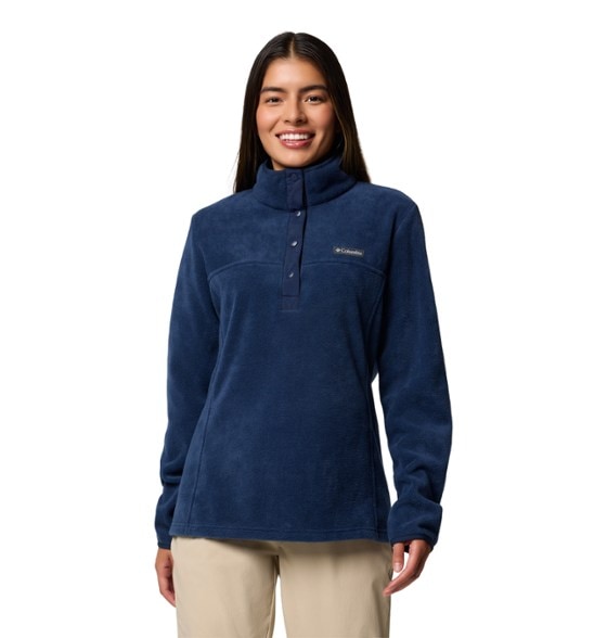 Front view of Columbia Benton Springs women's fleece pullover in a natural outdoor setting.