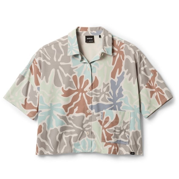 Railay women's cropped UPF button-down shirt in outdoor setting
