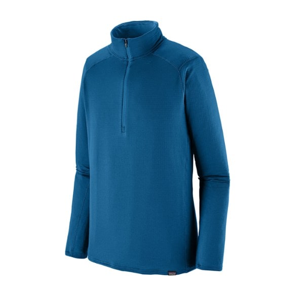 Men's thermal zip-neck top in outdoor setting, showcasing warmth and flexibility.