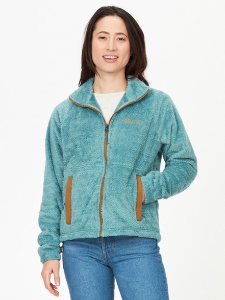 Front view of the Trailblazer women's fleece jacket in a hiking setting, highlighting its warm design.