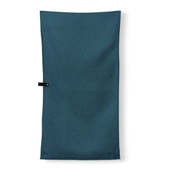Nomadix Quick-Dry Fitness Towel in use at the gym, showcasing its absorbent properties.