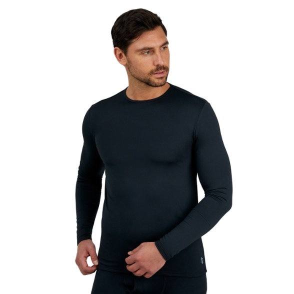 Microtech Heat Cocaber base layer top shown in snowy outdoor setting, emphasizing warmth and comfort.